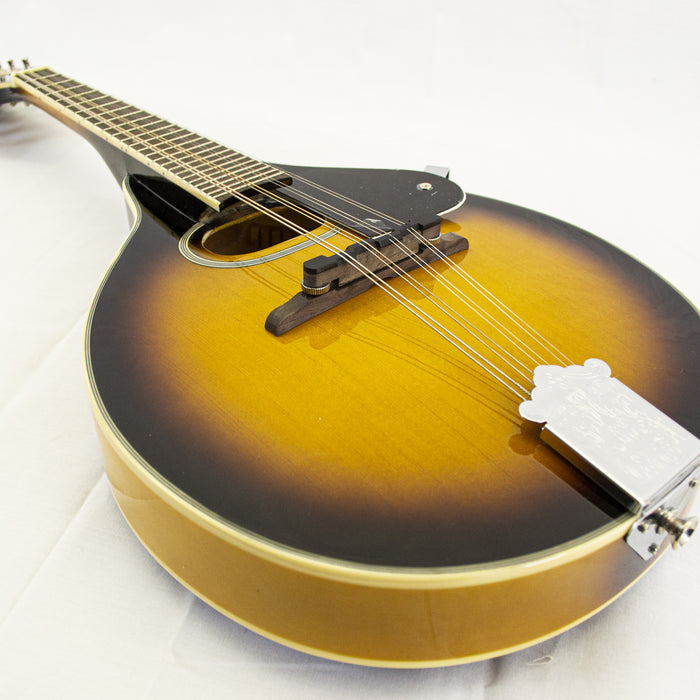 Kona KMA2 A-Style Oval Hole Mandolin

The Kona A style oval-hole mandolin offers a laminate spruce top with Lindenwood back and sides in a beautiful tobacco sunburst finish. It features a fully bound body and multi-ply top binding. It also features a mapl