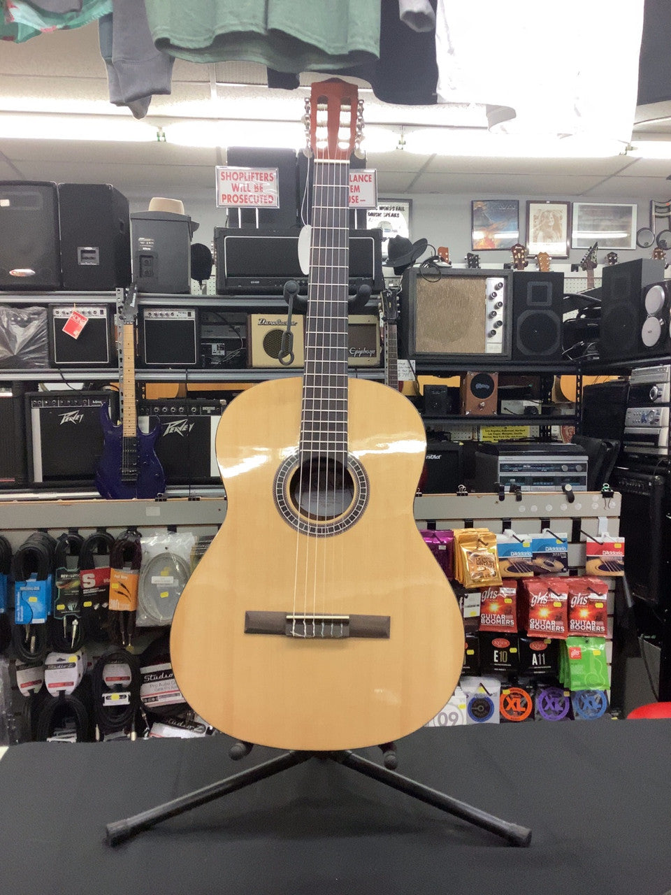 Here we have a basic Kona Classical Guitar. This guitar has fantastic action, great feel, and a fantastic nylon sound.